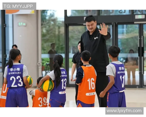 姚明低沉嗓音背后的故事与篮球生涯的独特魅力分析