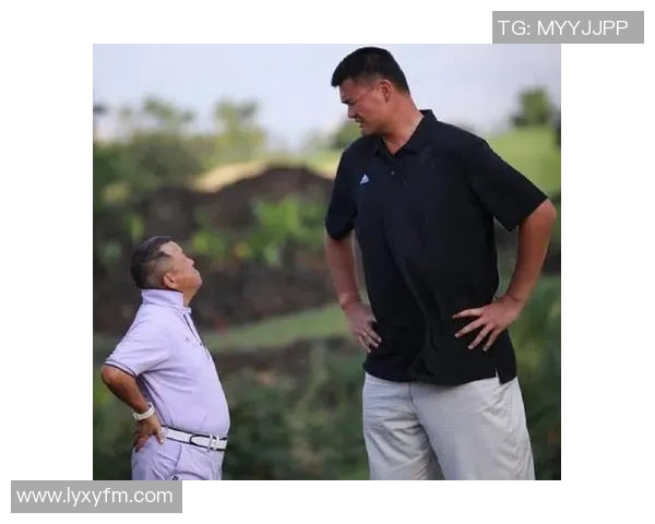 姚明坐车时的幽默瞬间与趣味故事分享