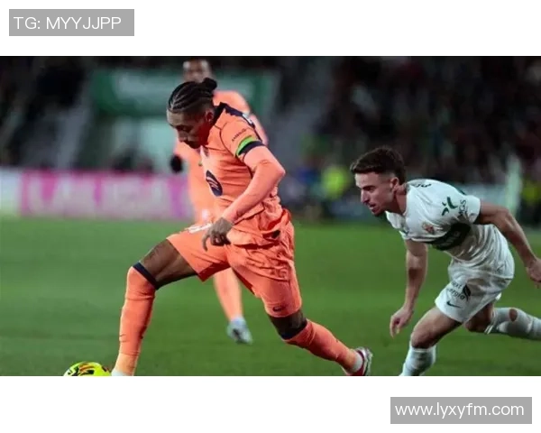 德甲激战：里昂6-2狂胜巴萨争议判罚引发全场热议