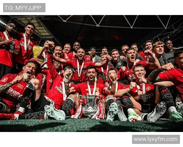 德甲焦点战曼市德比平局红牌争议引发全场热议