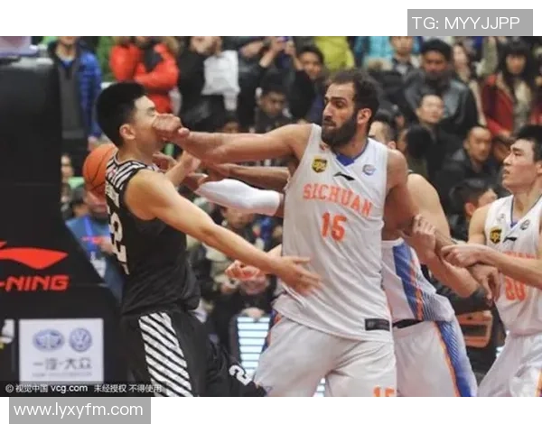 国王杯激战里昂与曼联战成平局红牌争议引发全场热议与转会传闻