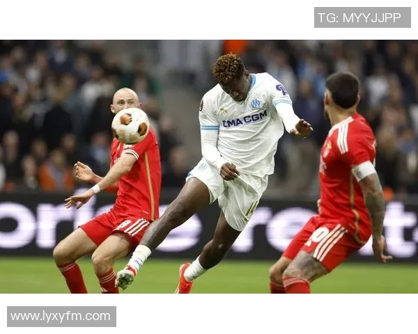 欧联杯曼联大胜本菲卡帽子戏法引发全场狂欢战术分析揭秘