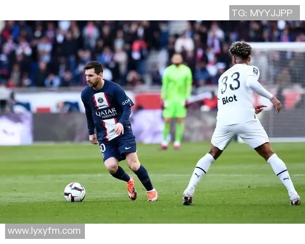 足总杯激战：巴黎圣日耳曼与波尔图平局红牌事件引发全场热议