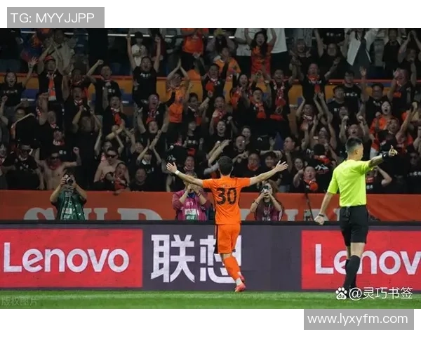 中超热刺与巴萨激战成平局争议判罚引发全场热议