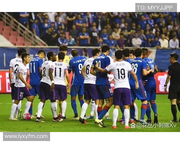 那不勒斯狂胜热刺六比二红牌事件引发全场热议与争议