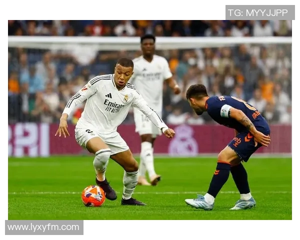 西甲经典对决皇马3-0巴萨帽子戏法引发全场狂欢战术解析 西甲经典对决皇马3-0巴萨帽子戏法引发全场狂欢战术解析